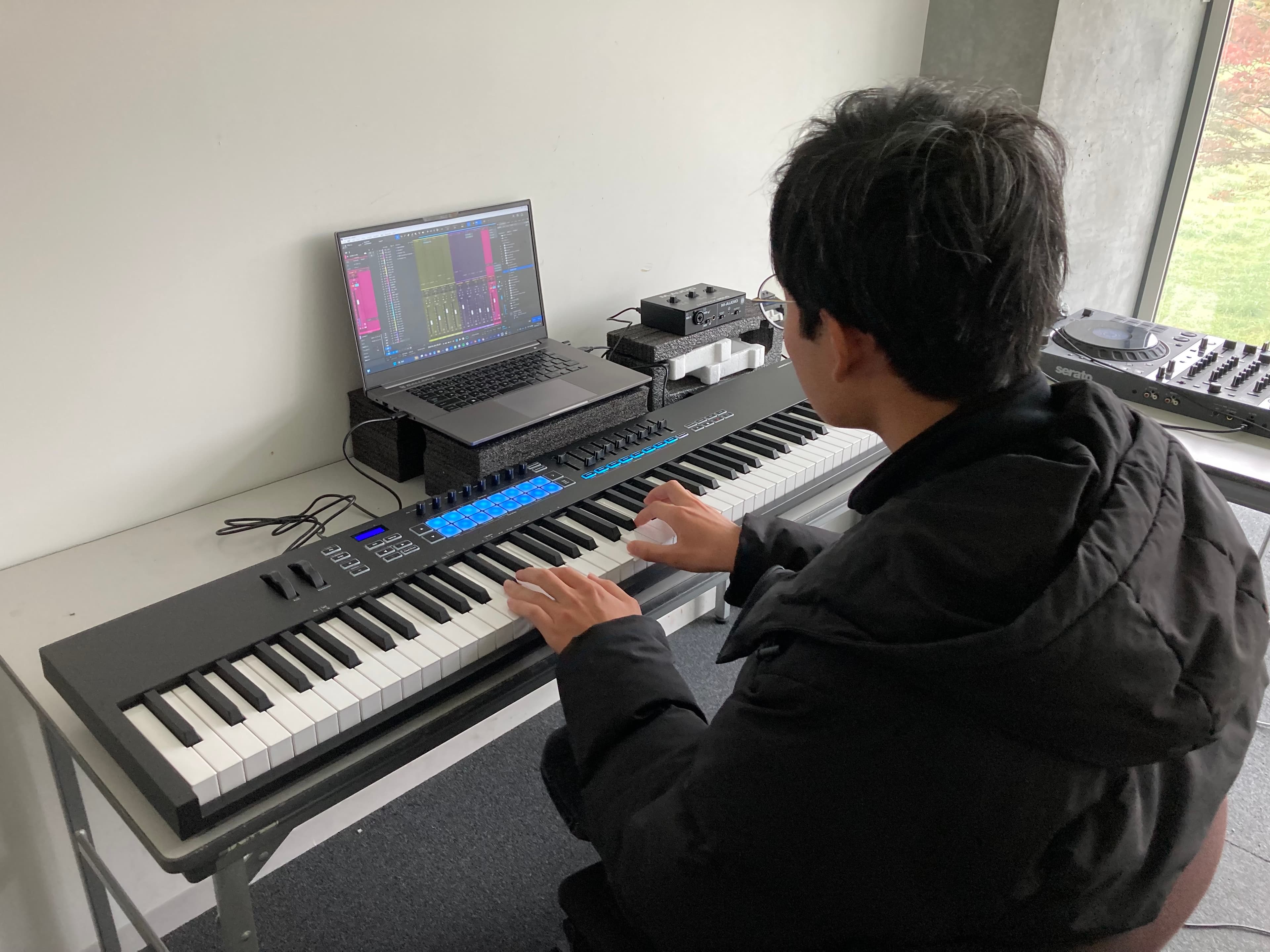 lunoca_playing_keyboard
